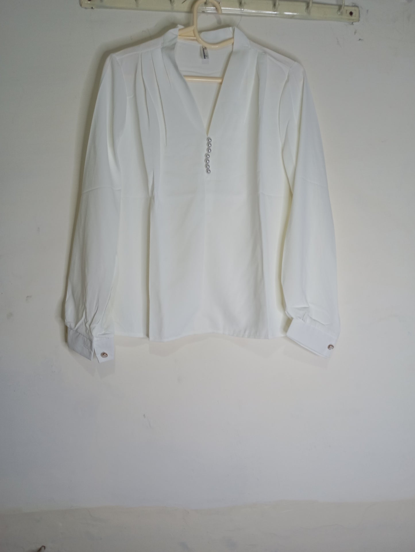 V NECK TOP WHITE