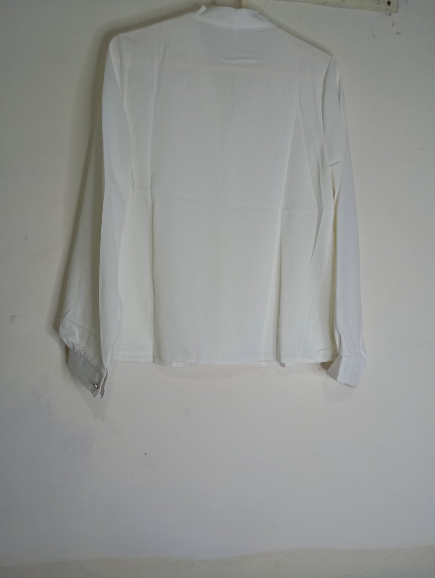 V NECK TOP WHITE