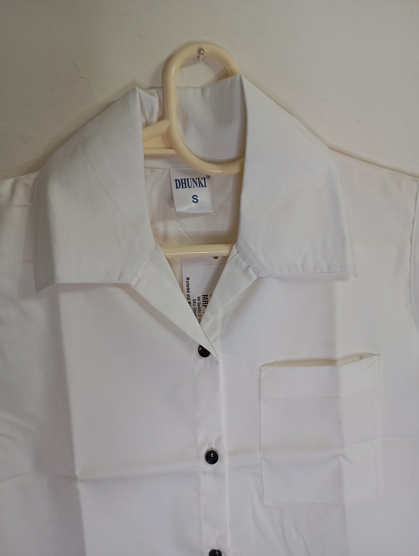White sleevless button down shirt
