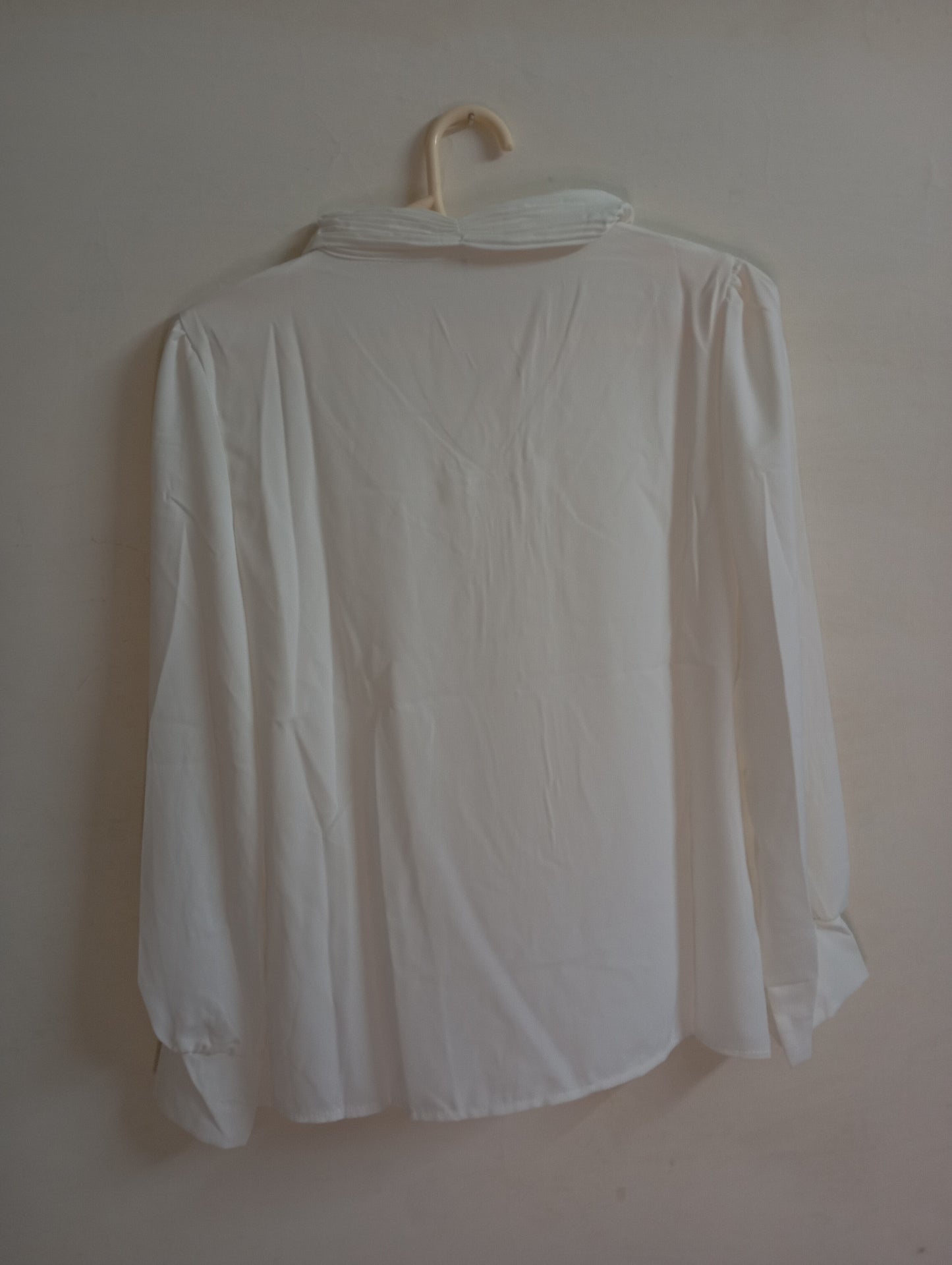 WHITE TOP WITH CRIMP RIBBON NECK