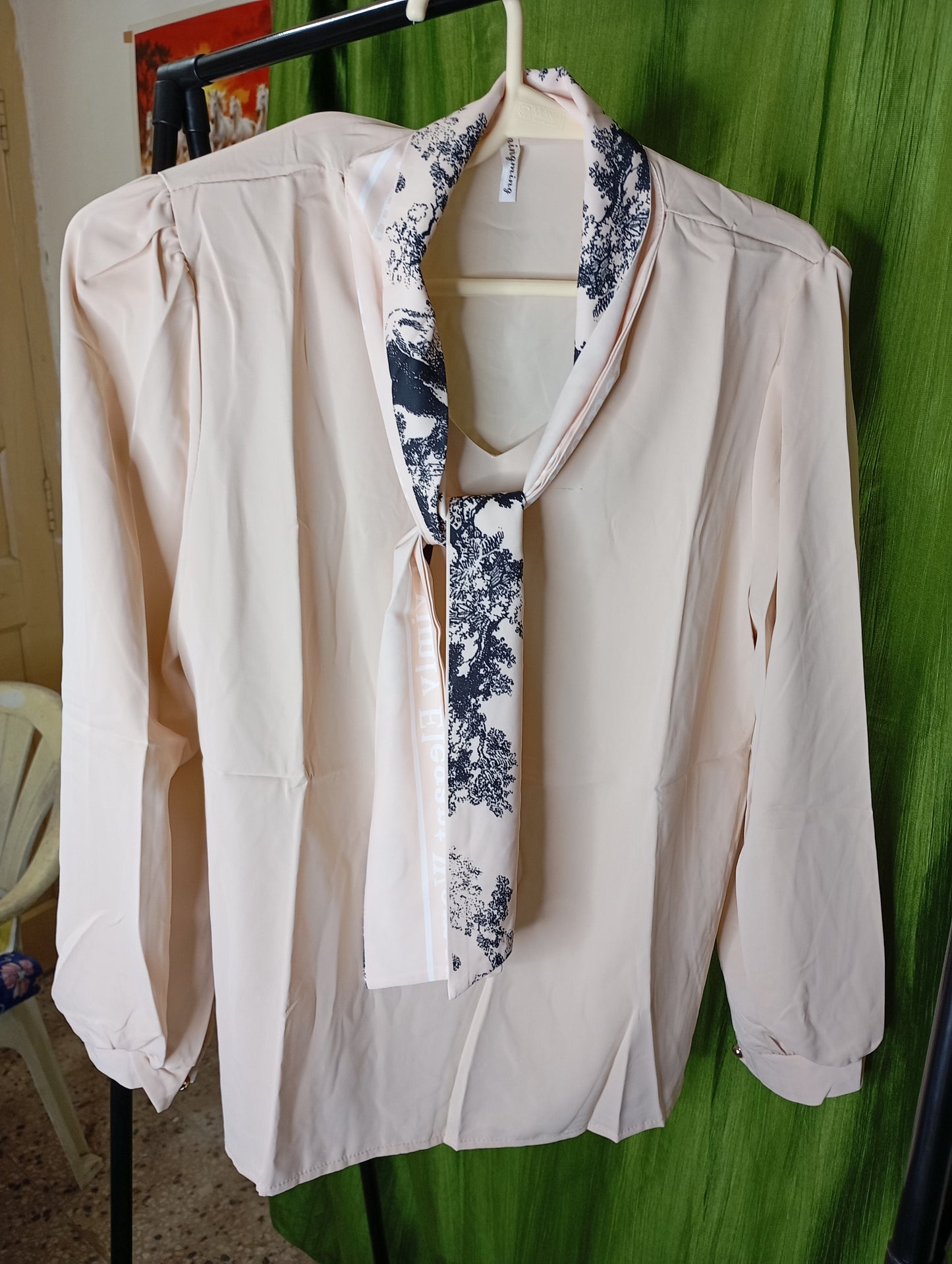 BIEGE TOP  WITH PRINTED SCARF NECK