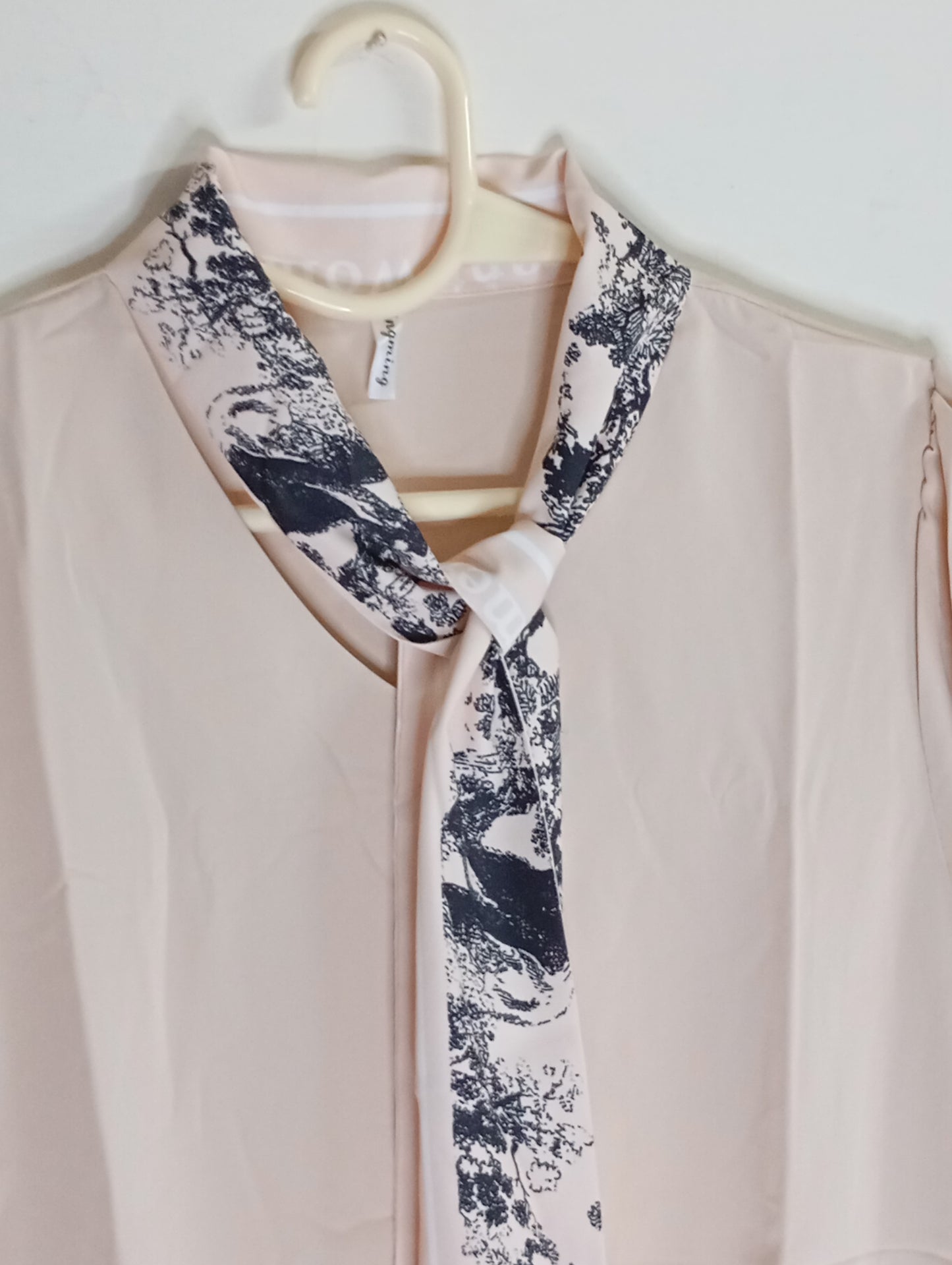 BIEGE TOP  WITH PRINTED SCARF NECK