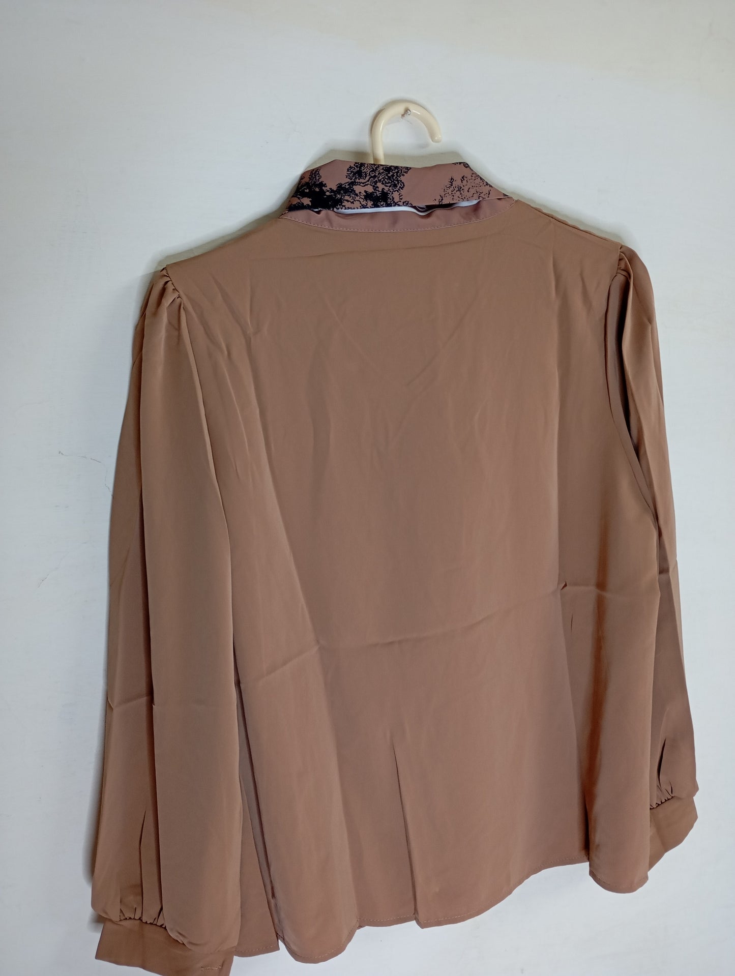 BROWN TOP WITH PRINTED SCARF NECK