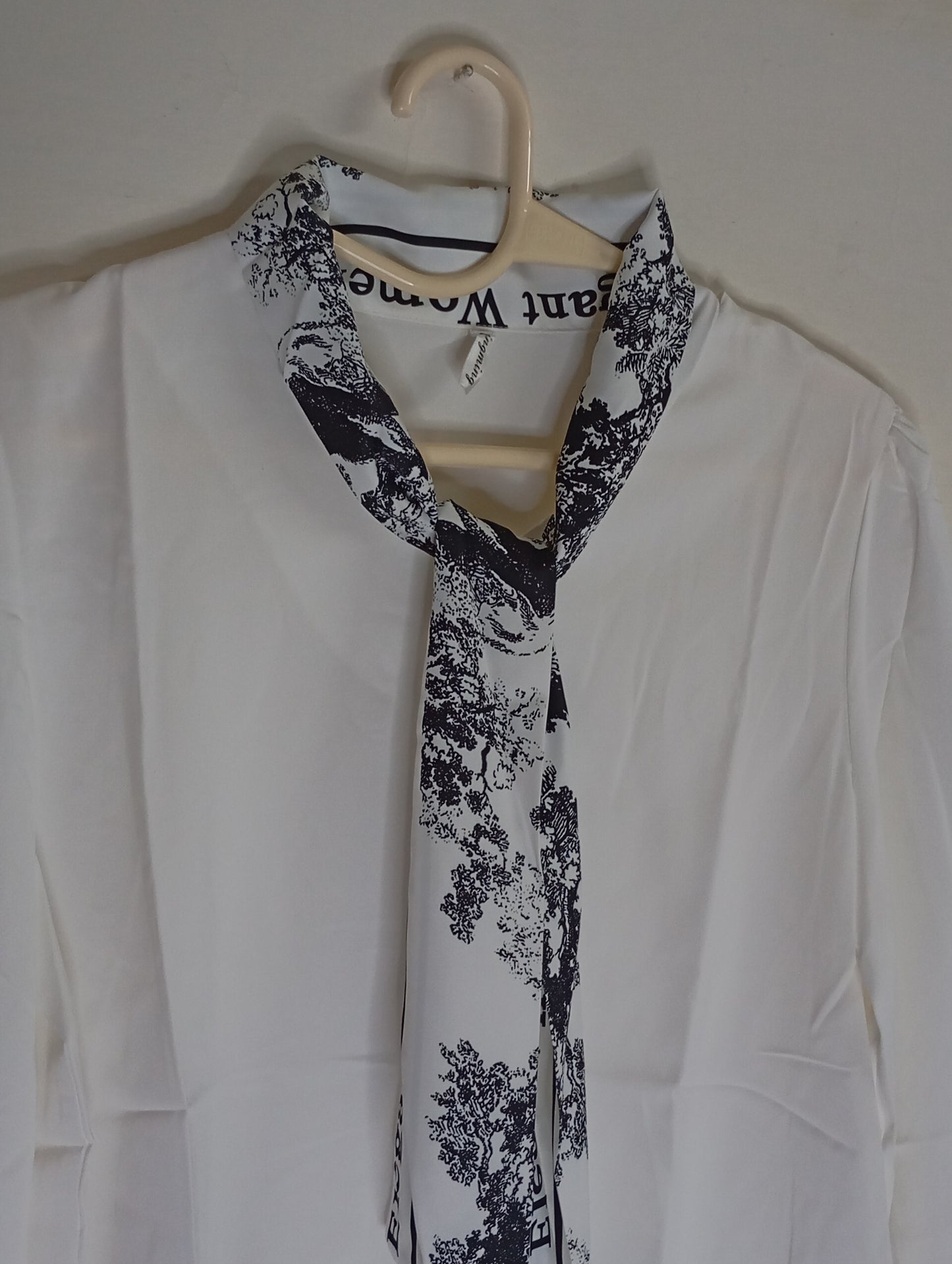 WHITE TOP WITH PRINTED SCARF NECK