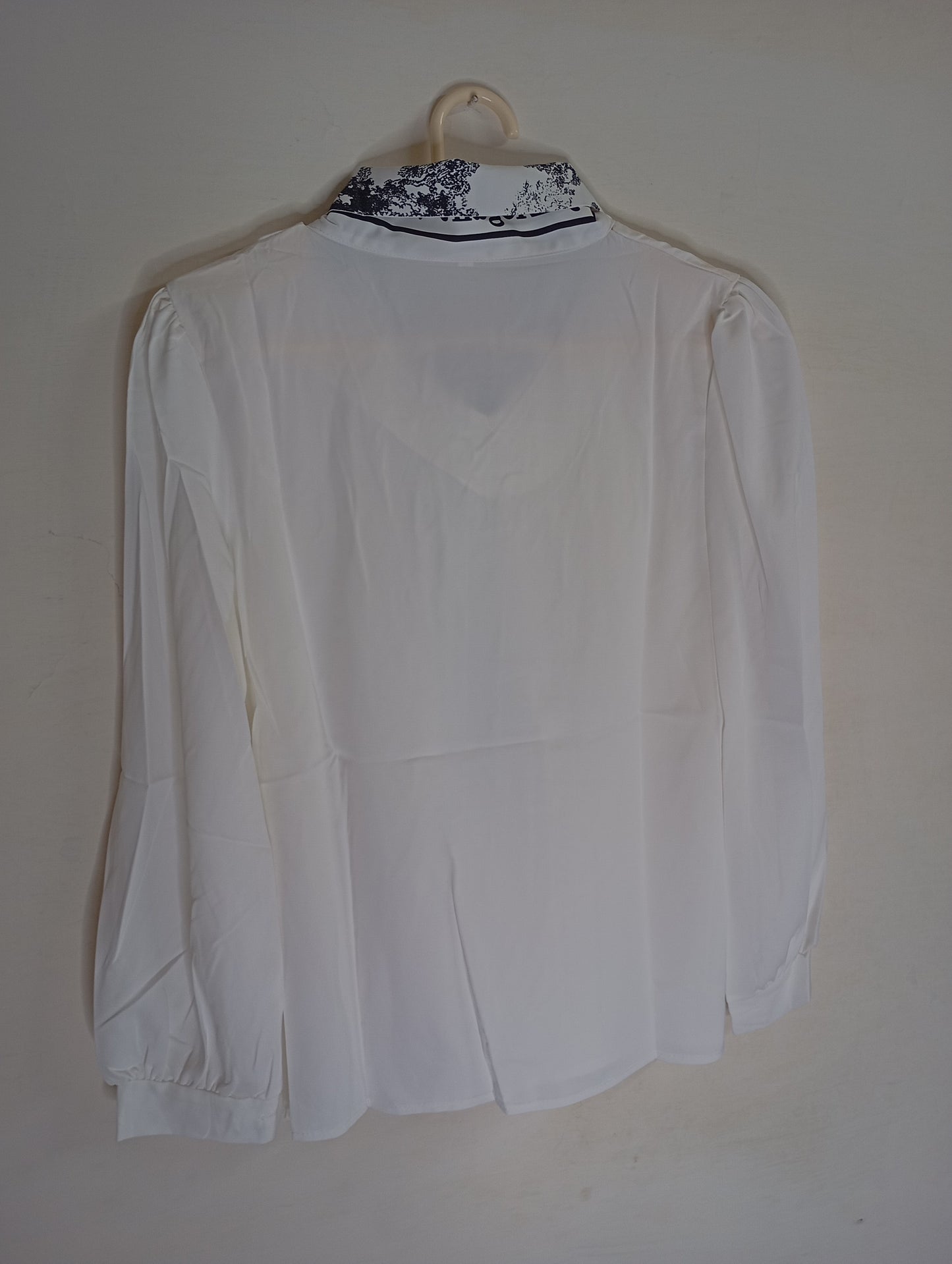 WHITE TOP WITH PRINTED SCARF NECK