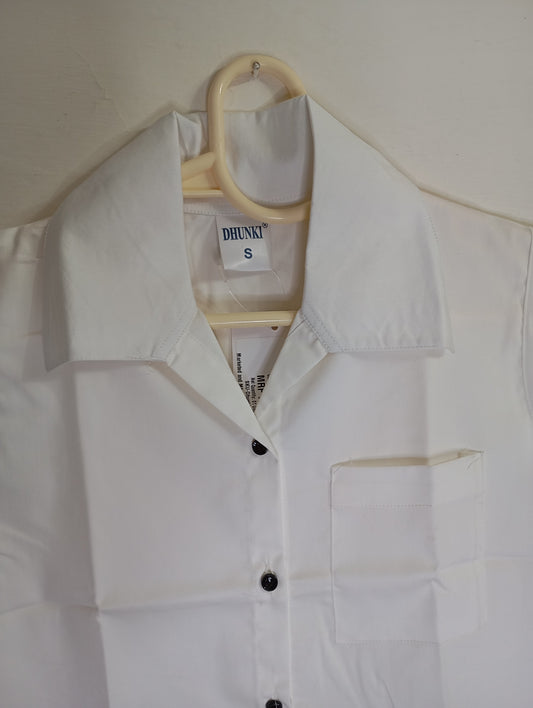 White sleevless button down shirt