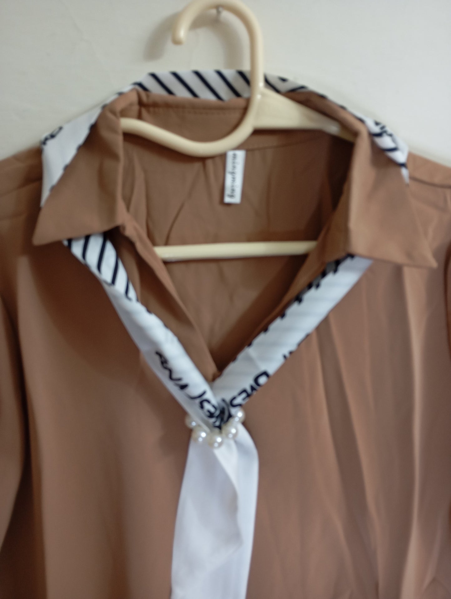 RIBBON BROWN TOP WITH PEARL