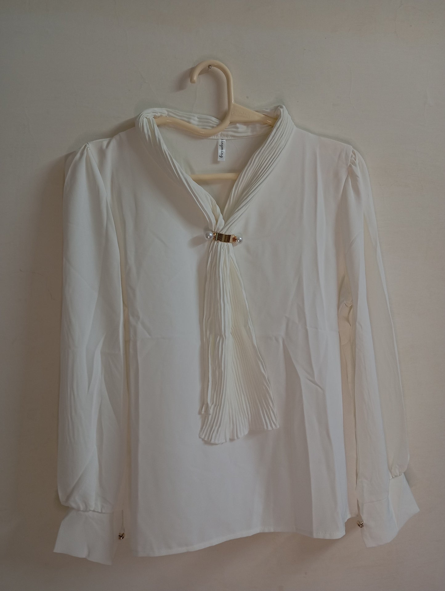 WHITE TOP WITH CRIMP RIBBON NECK