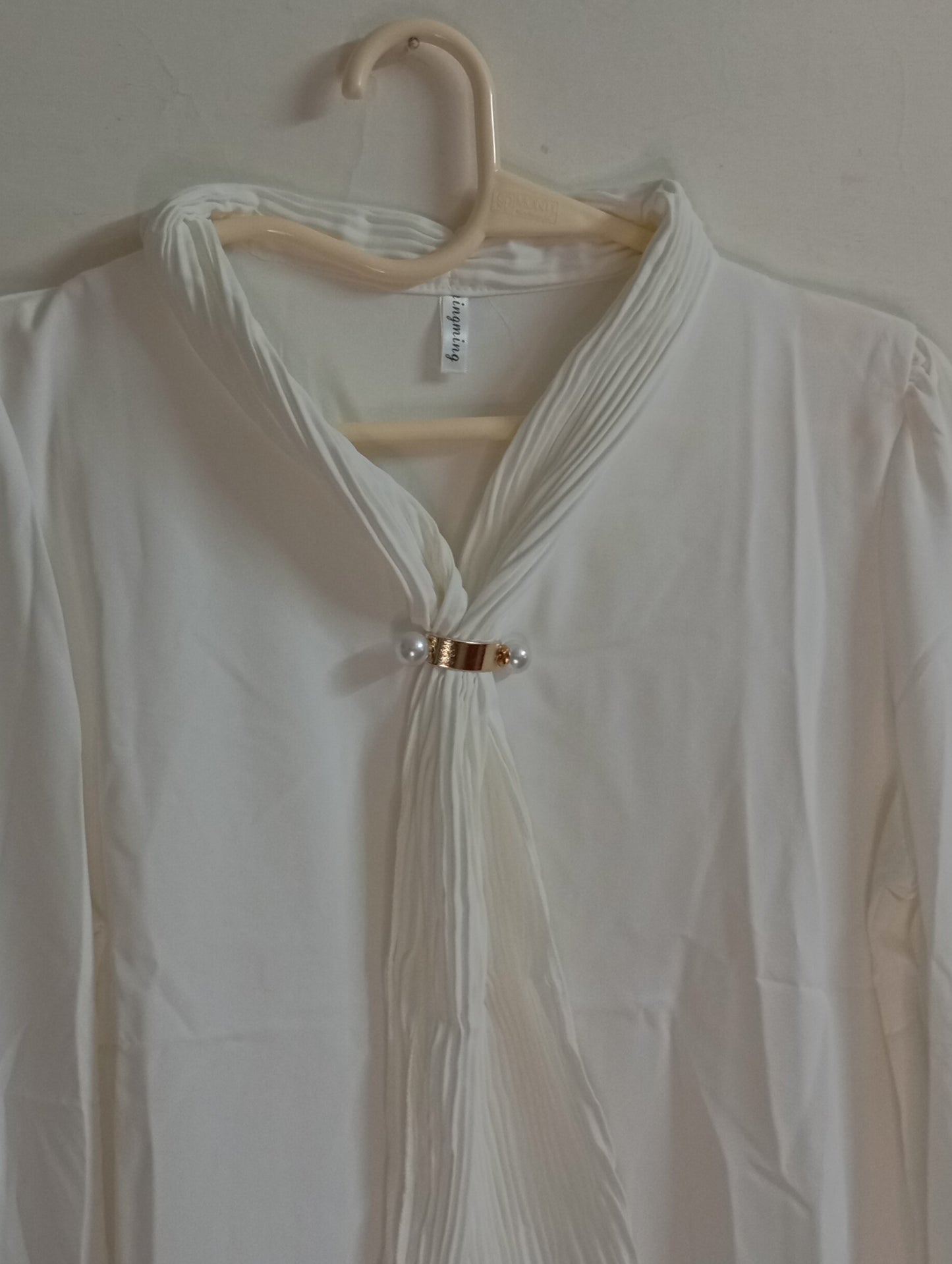 WHITE TOP WITH CRIMP RIBBON NECK