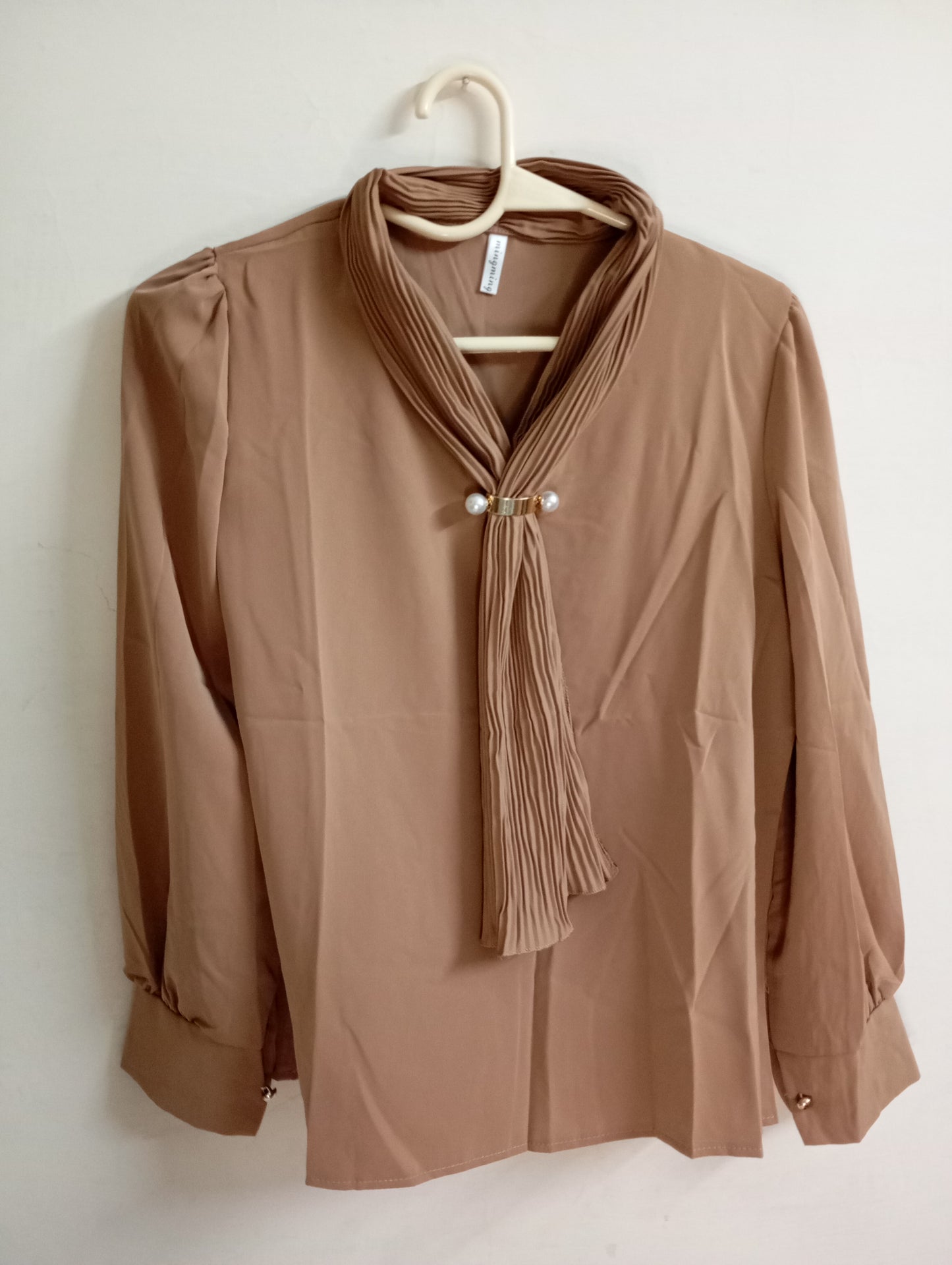 BROWN TOP WITH CRIMP RIBBON NECK