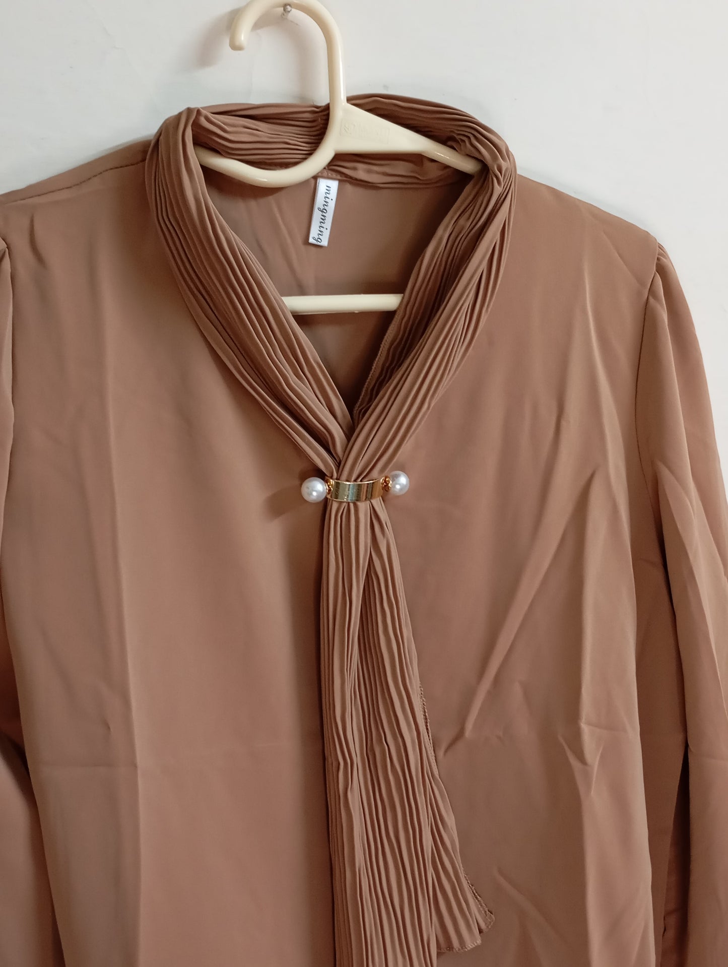 BROWN TOP WITH CRIMP RIBBON NECK