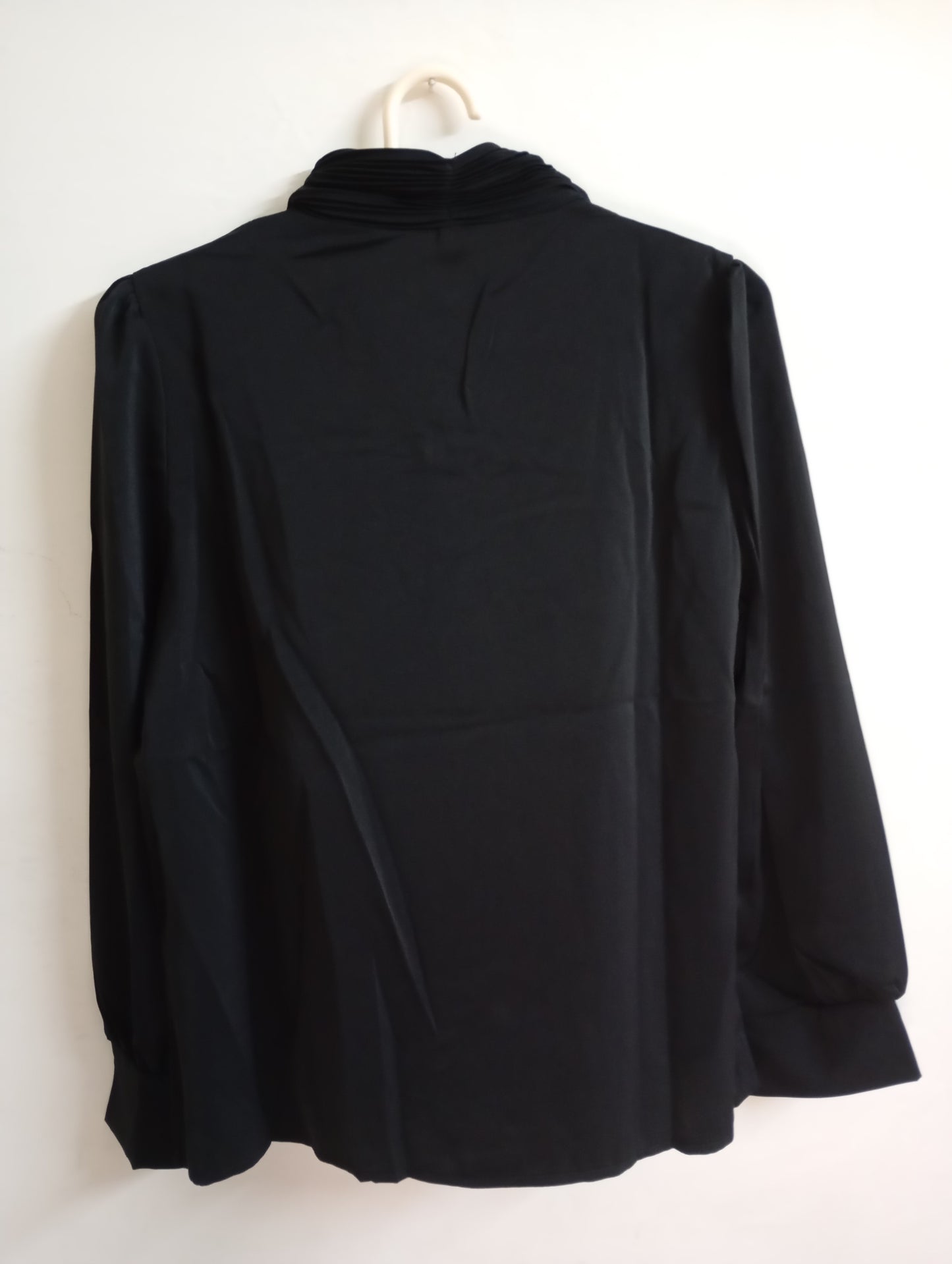 BLACK TOP WITH CRIMP RIBBON NECK